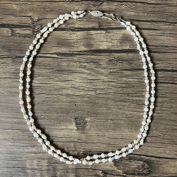 Vintage double strand ivory and silvertone beads and faux pearl baroque necklace - Picture 3 of 12